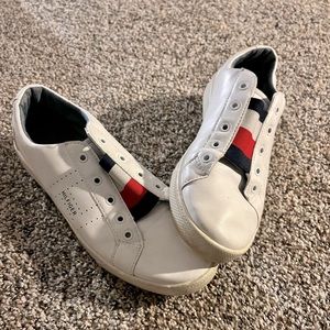 thrifted tommy hilfiger sneakers size 7.5